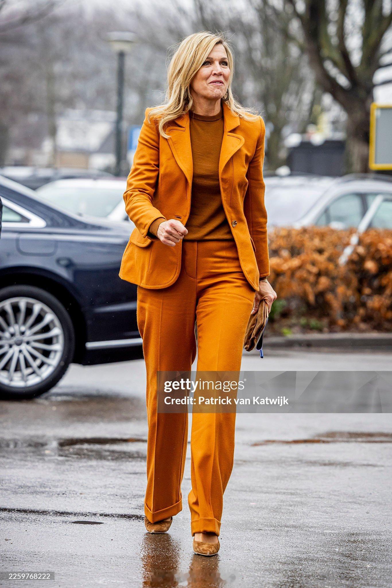 2.3 荷兰玛克西玛王后探访慈善组织，裤装来自Claes Iversen 