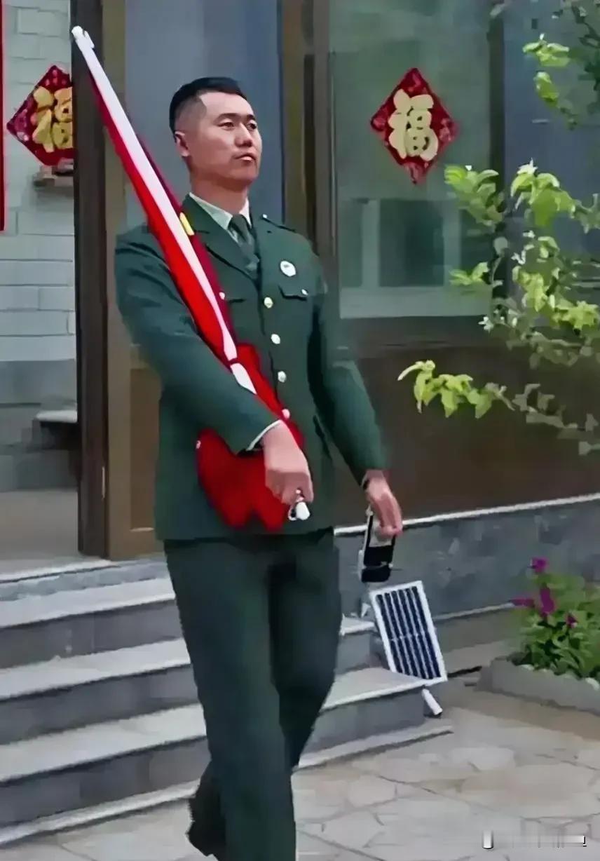 Hey小伙伴们，今天咱们得聊聊一位曾经的国旗护卫队大帅哥——张自轩！退役后，他居
