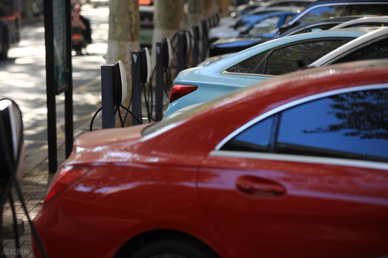 第一次给新能源汽车充电，核心原则是：浅充浅放，激活电芯，切忌满充满放。

以下是