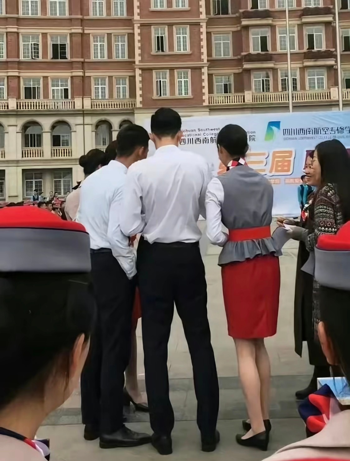 说实话，王鹤棣这双腿，这个比例，不怪别人同框破防这么多天了。 