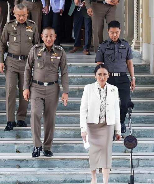 没有对比就没有伤害，看看阿努廷的强硬，再想想佩通坦低声下气的喊洪森叔叔，你是不是