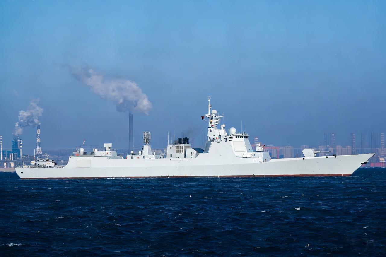 新批次的052D，除了顶部快反雷达之外，把直升机甲板拉长了以后，整个侧面比例更协