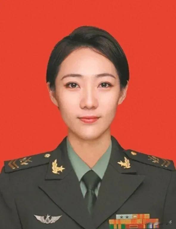 最美女军官——林莉君
1993年出生的她，某旅二级上士，服役10年，屡立功勋，2