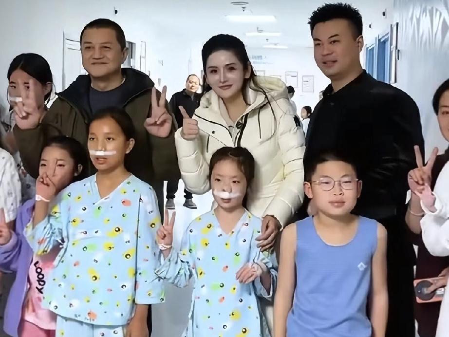 楠楠夫妻俩捐的这500万，

像一面镜子，

照出了网红圈两条不同的路，一条是精