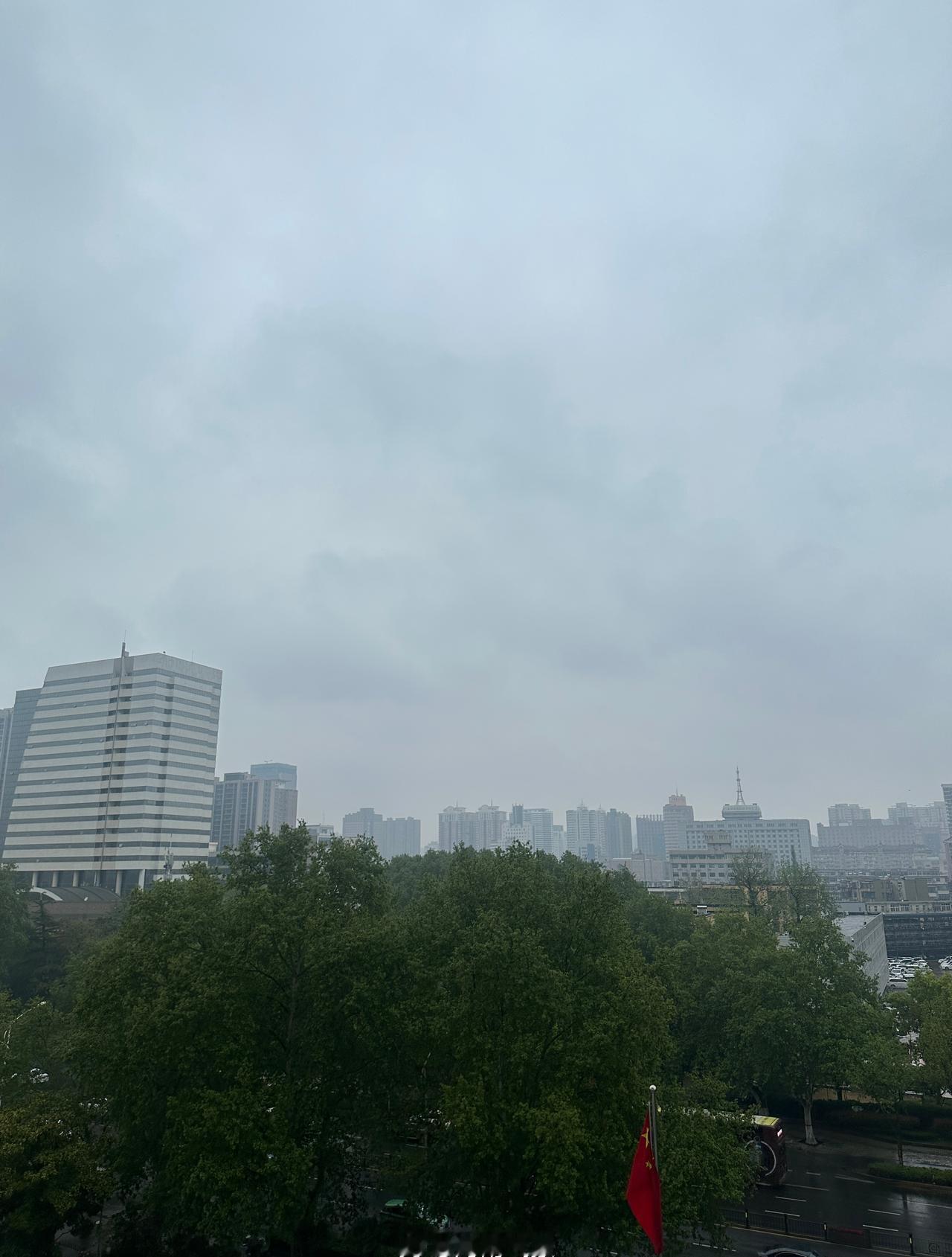 【我的天空照接力】第2012天
这是「河南郑州」此时的天空
烟雨蒙蒙
你那里雨下