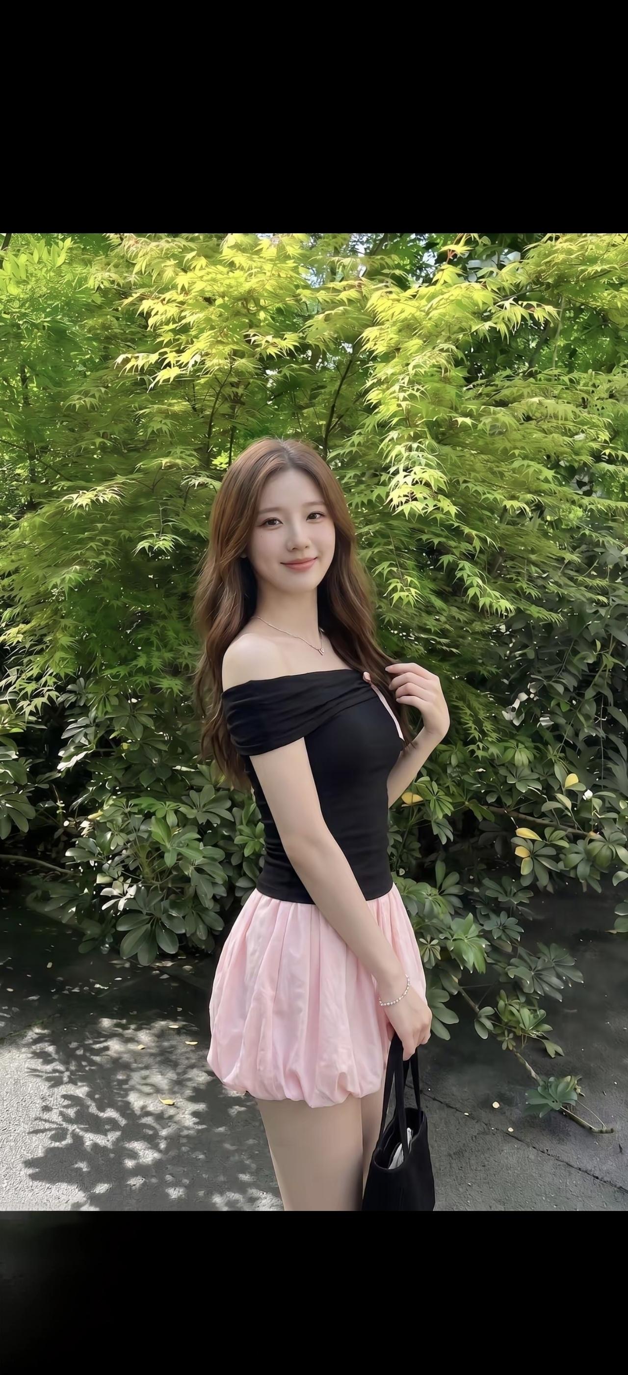 绿树阴中见美人，笑语盈盈暗香来。