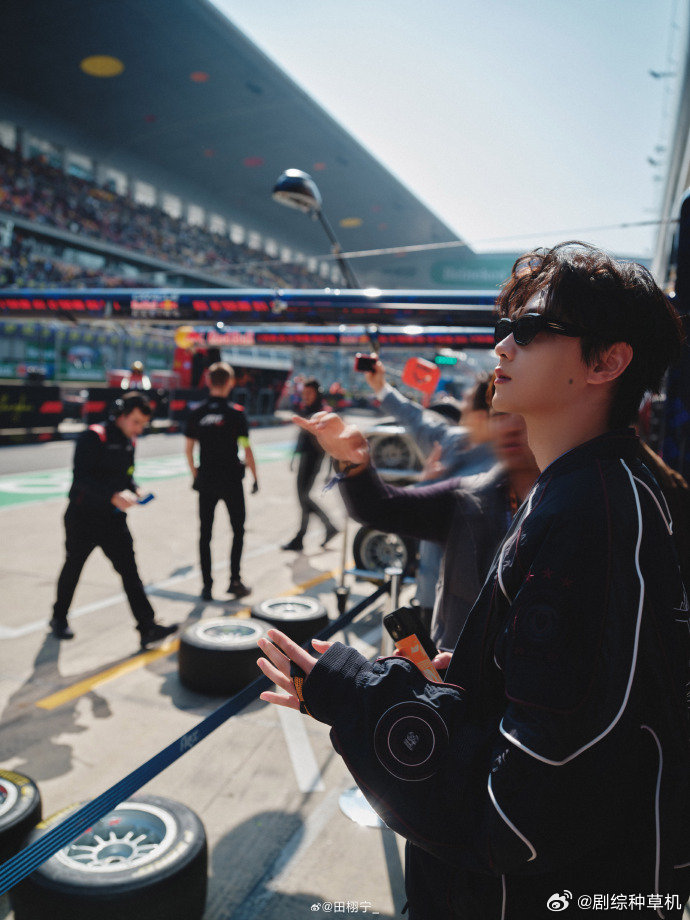 田栩宁打卡新体验田栩宁新体验打卡 田栩宁新体验打卡，F1赛场现场照来了 