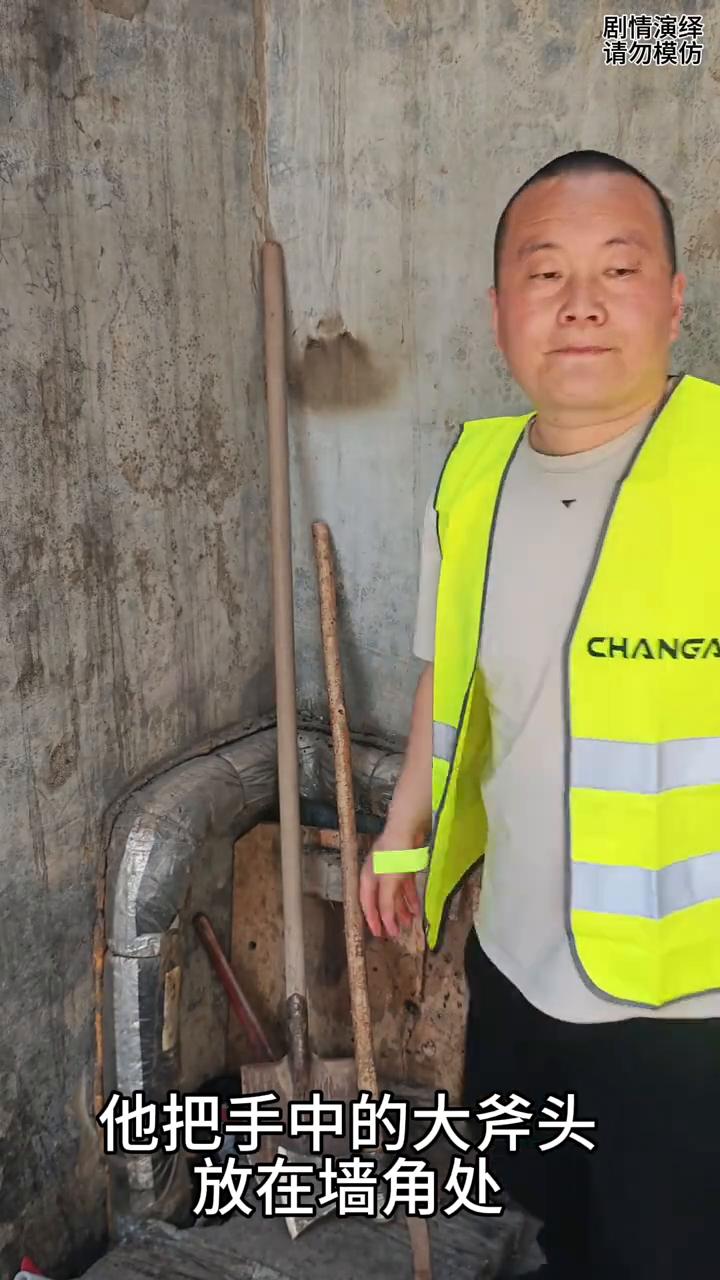 爸爸干活回到家，女儿给他冰激凌吃，这一幕真的太感人了。
男子干完活骑车回到家，他
