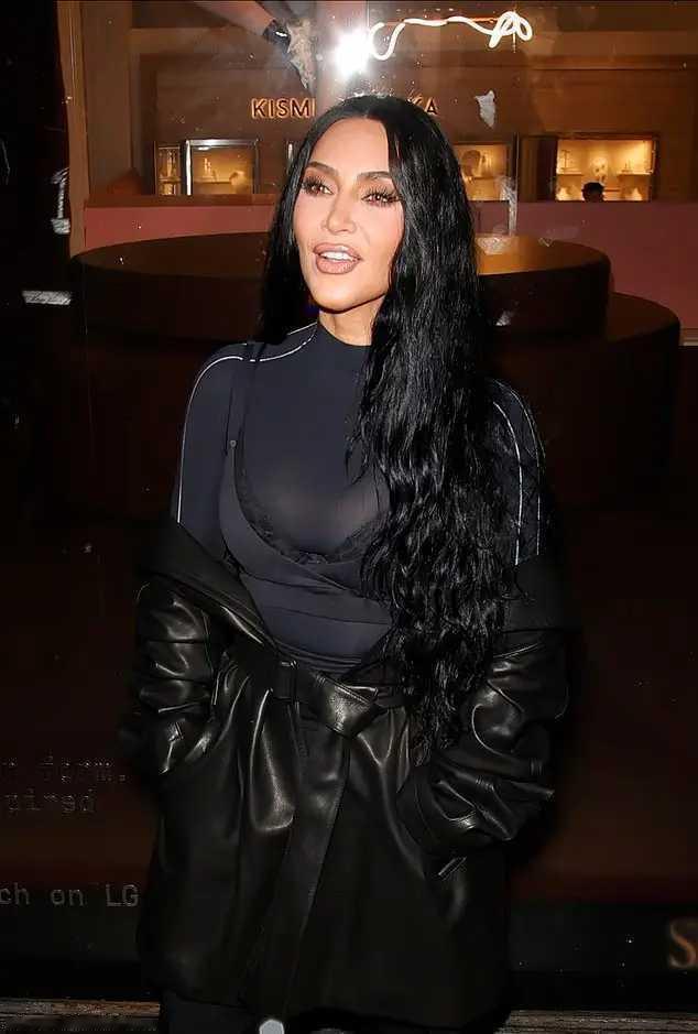 曝金卡戴珊汉密尔顿恋情金·卡戴珊乘私人飞机抵达英国据《太阳报》援引消息人士称，4