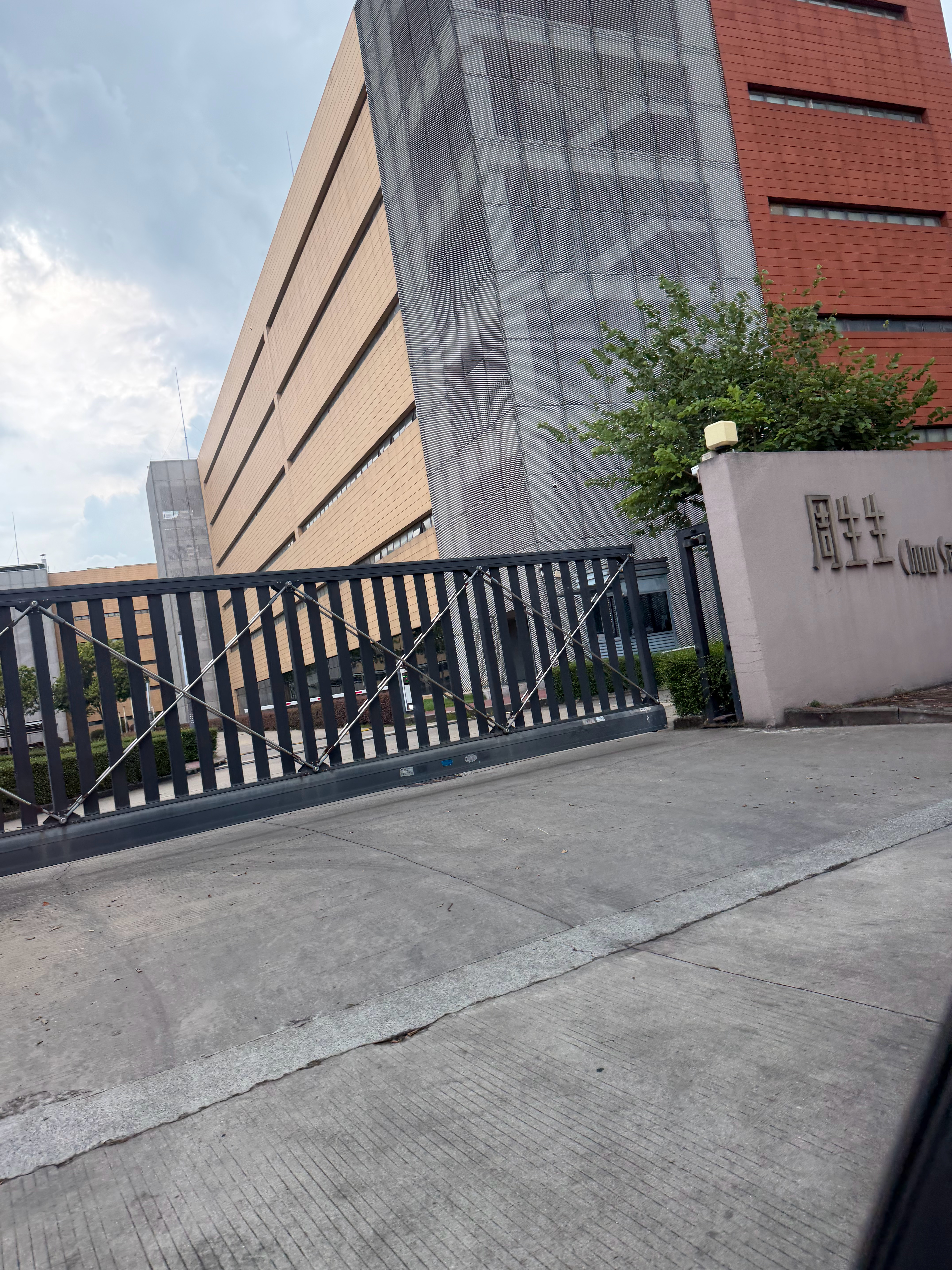 在顺德伦教。路过周生生工厂。也就是一个珠宝首饰的工厂。查了下，园区占地约2.8万