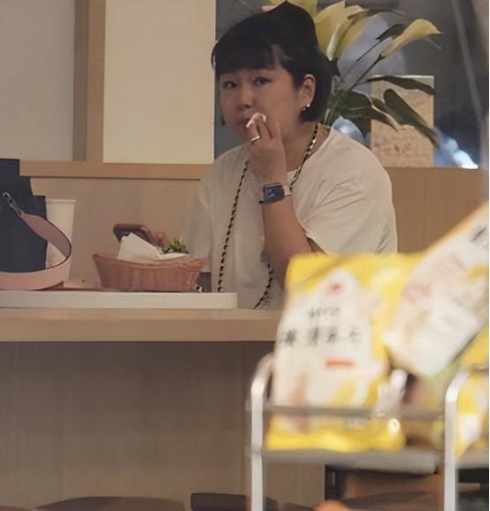 44岁的Selina任家萱现身接孩子放学，身材比过去明显圆润了不少，看起来像胖了