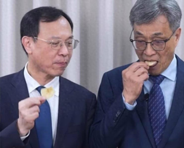 吃一口洋芋片，就能证明“毒土豆”无毒？ 赖当局两位高官面对镜头啃零食作秀，试图用