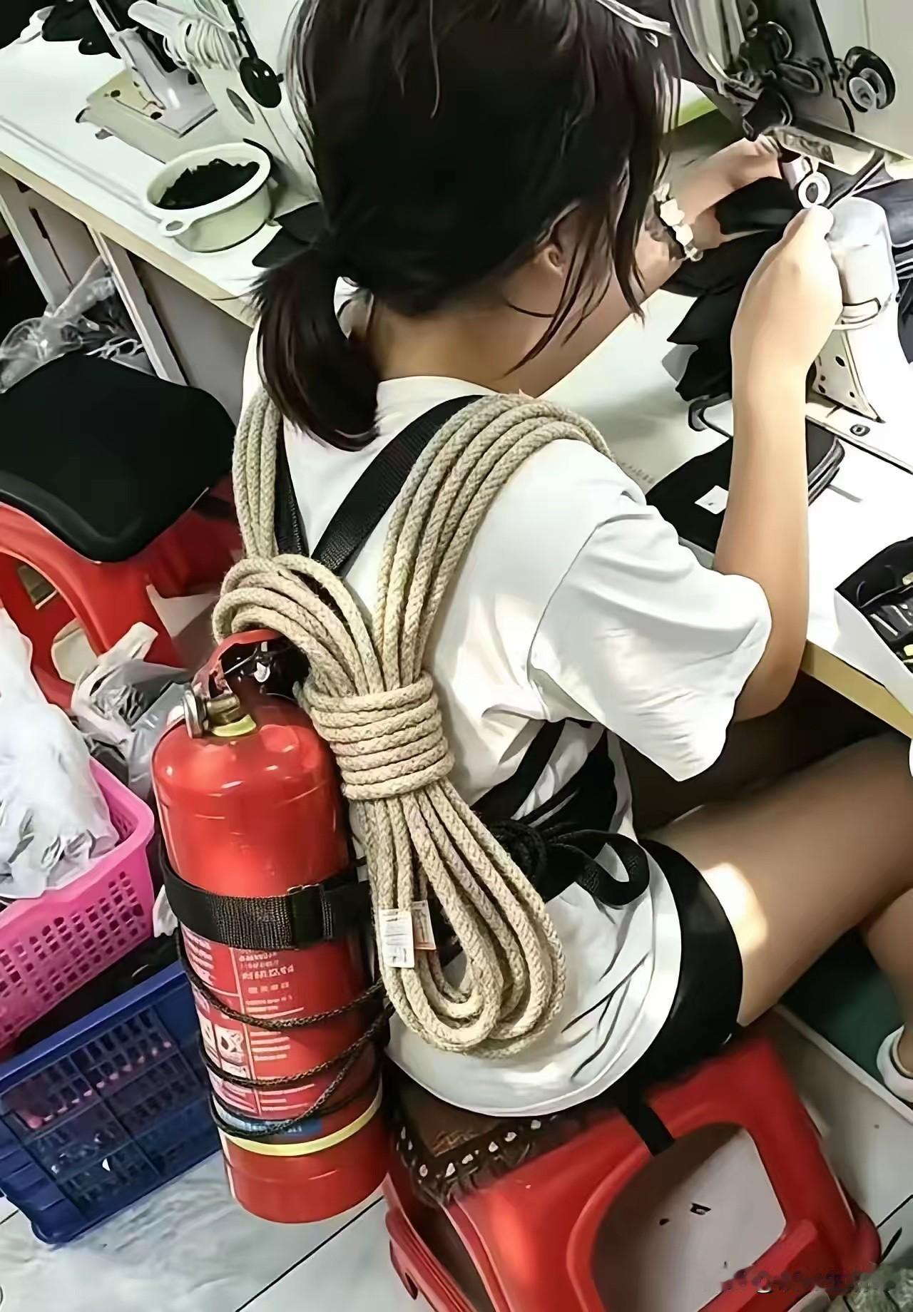 其实在鞋厂上班还是很安全的，不明白她背个灭火器和绳子是什么意思？
