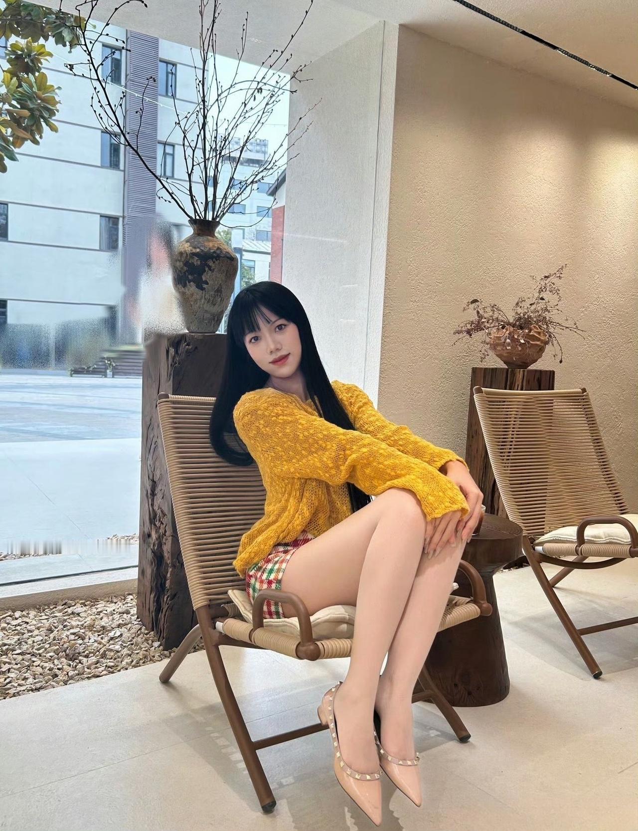这套是“明亮甜美的撞色休闲”穿搭，适配简约质感室内场景，活力与精致感兼具：
 