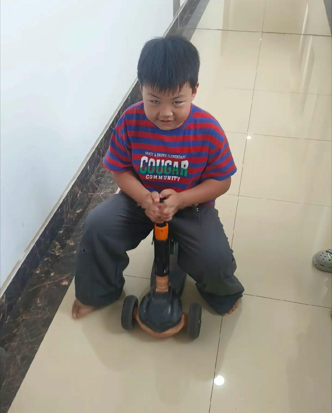 成年人骑电瓶车14公里要多久？荥阳这名7岁小男孩告诉3个半小时可以，但是不是骑电