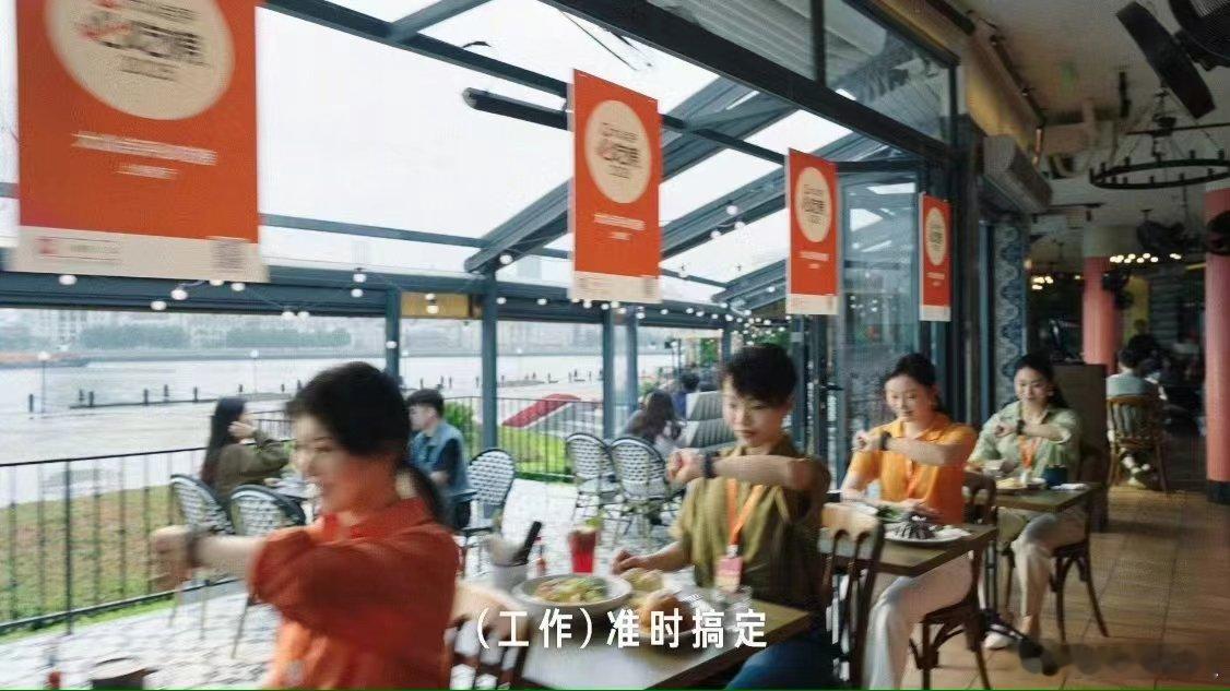 白鹿我的必吃榜饭搭子跟着鹿鹿同 款“2025必吃榜”，轻松解锁新鲜好味道，跟着白