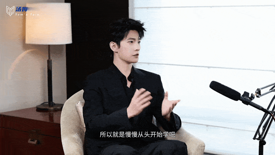 杨洋回应建模脸 军艺那段他从站边到站中间的经历他自己没渲染，但我听出了点意思，能