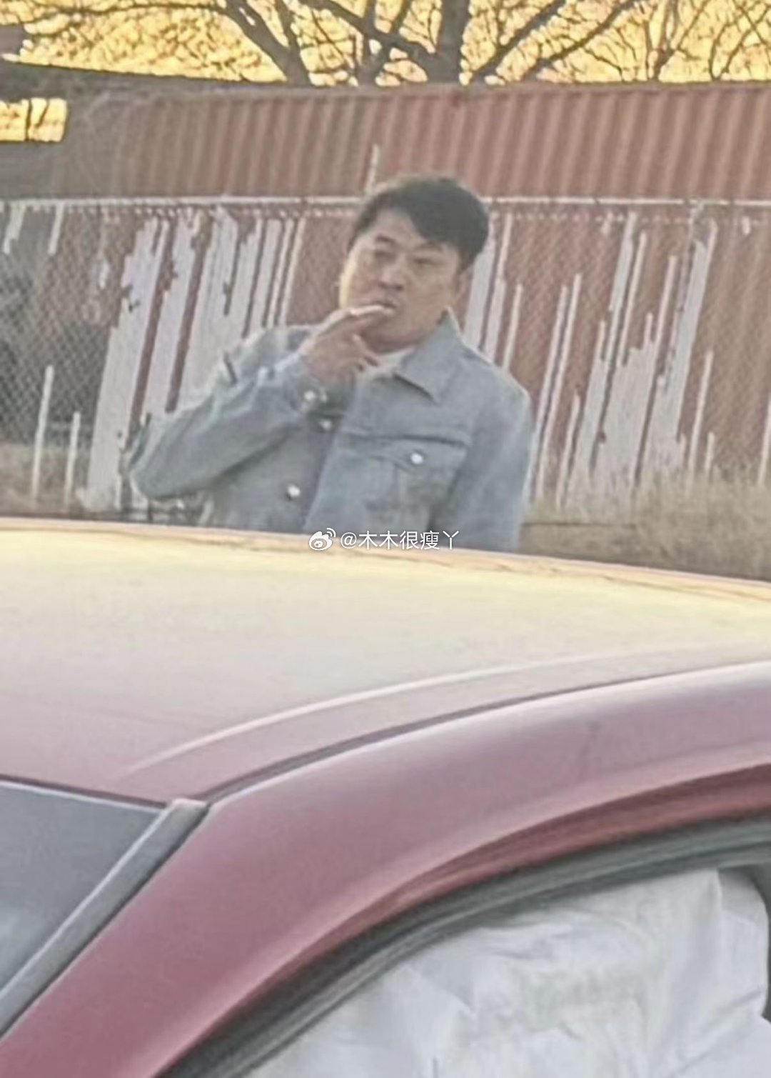 网上有人曝辛巴在美国被网友拍到和一群美女出行……真的假的？ 