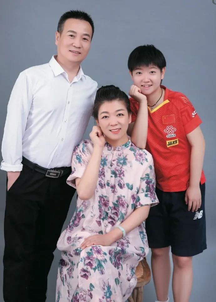 孙颖莎拿来百万奖金，记者问她怎么花，莎莎很乖地说：“还是会给父母，让他们保管。”
