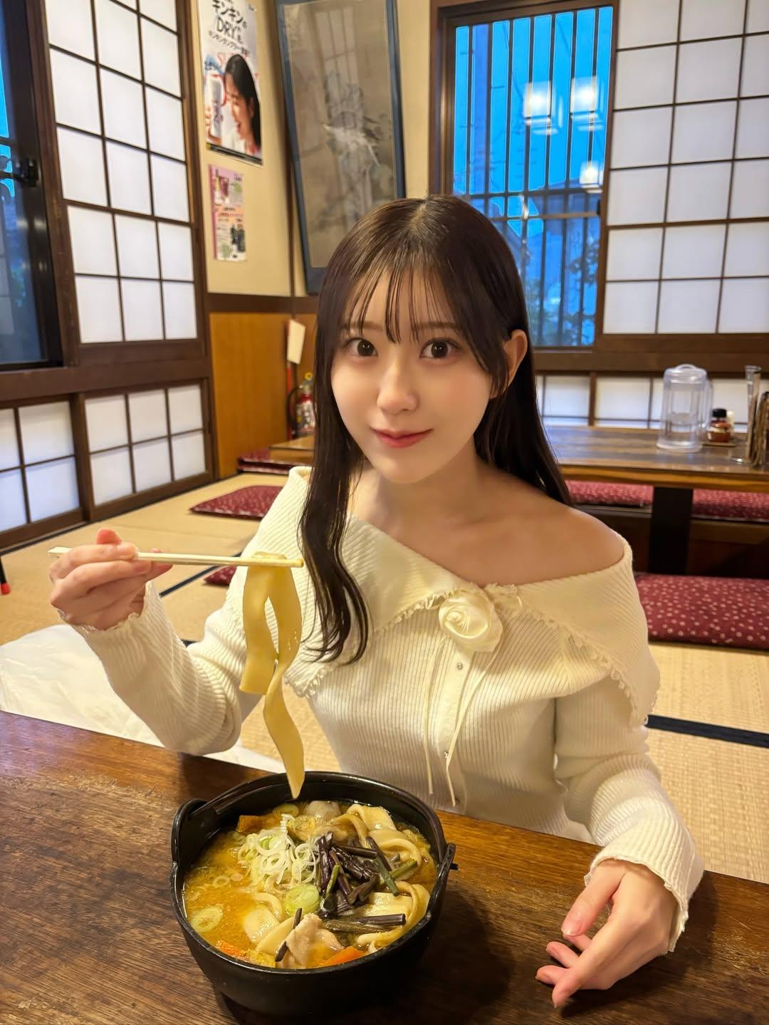 白菜斜切片易入味，豆腐切块用淡盐水泡，防碎还去豆腥味。先煎蛋，煎好切块盛出。接着