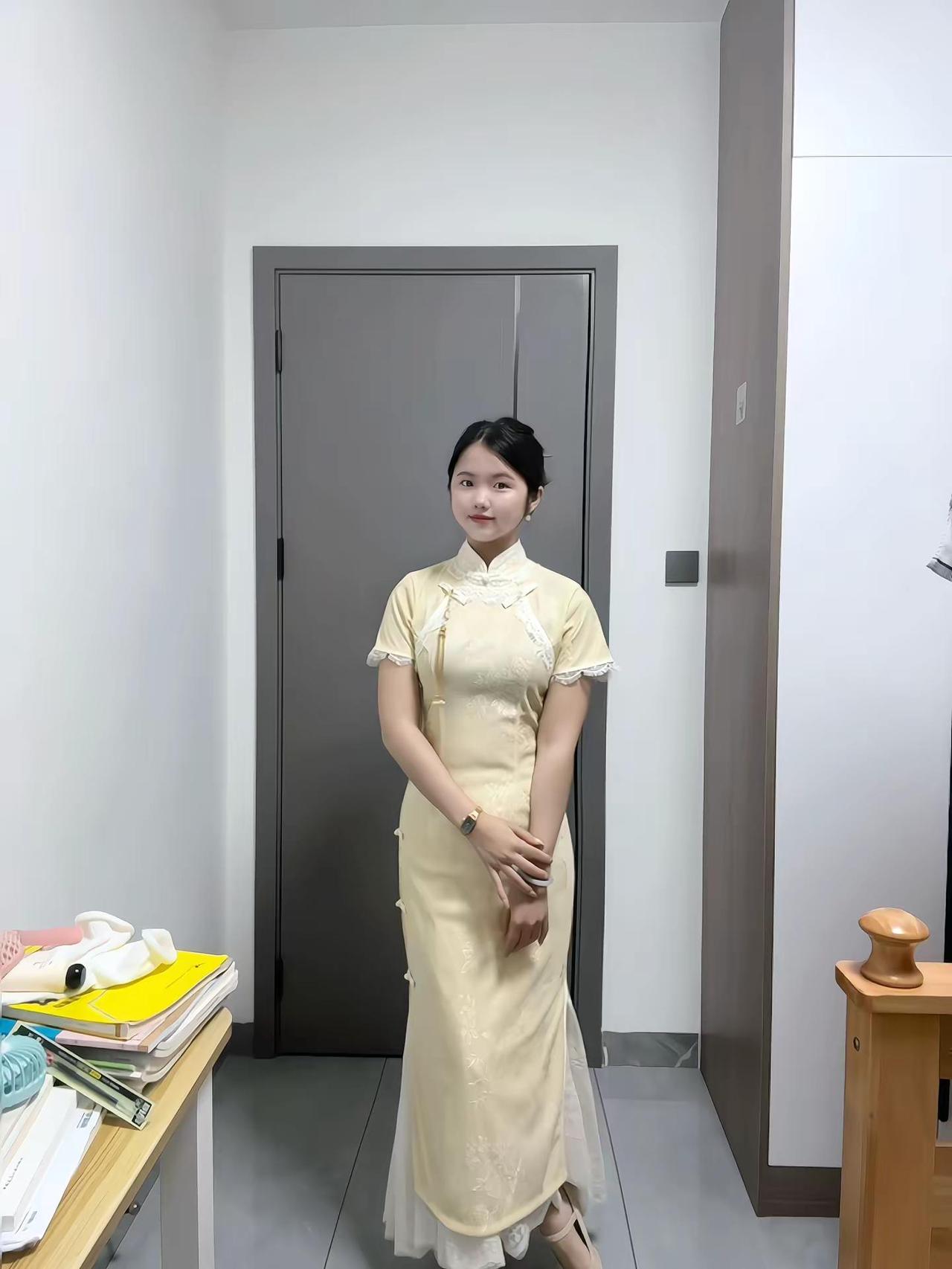 旗袍穿搭 今天的穿搭是中式旗袍 当然要穿一次旗袍了 黄色旗袍连衣裙