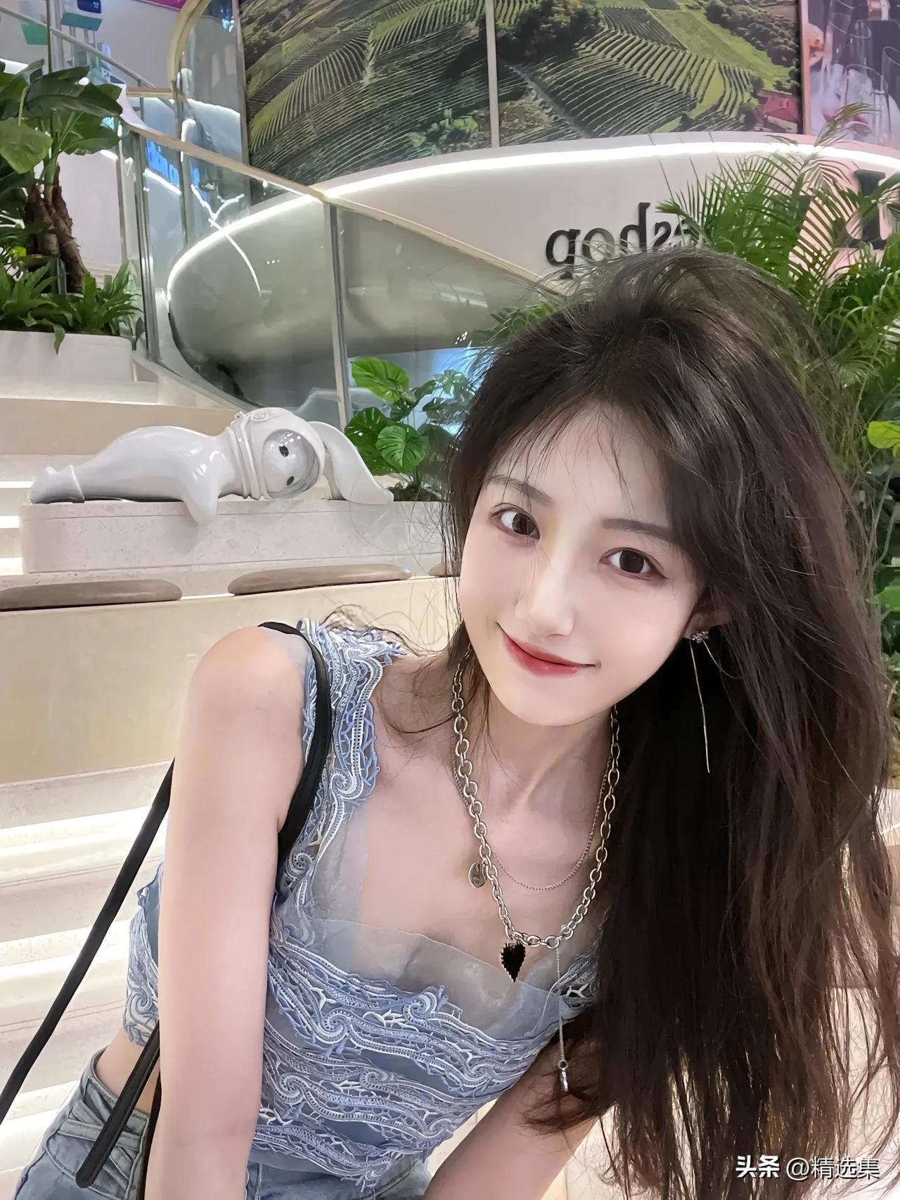 青丝拂面笑，碧水映芳容。