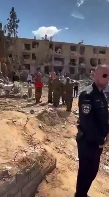 伊朗导弹攻击之后，从防空洞出来的以色列民众、军人、救援人员集体围观被伊朗导弹摧毁