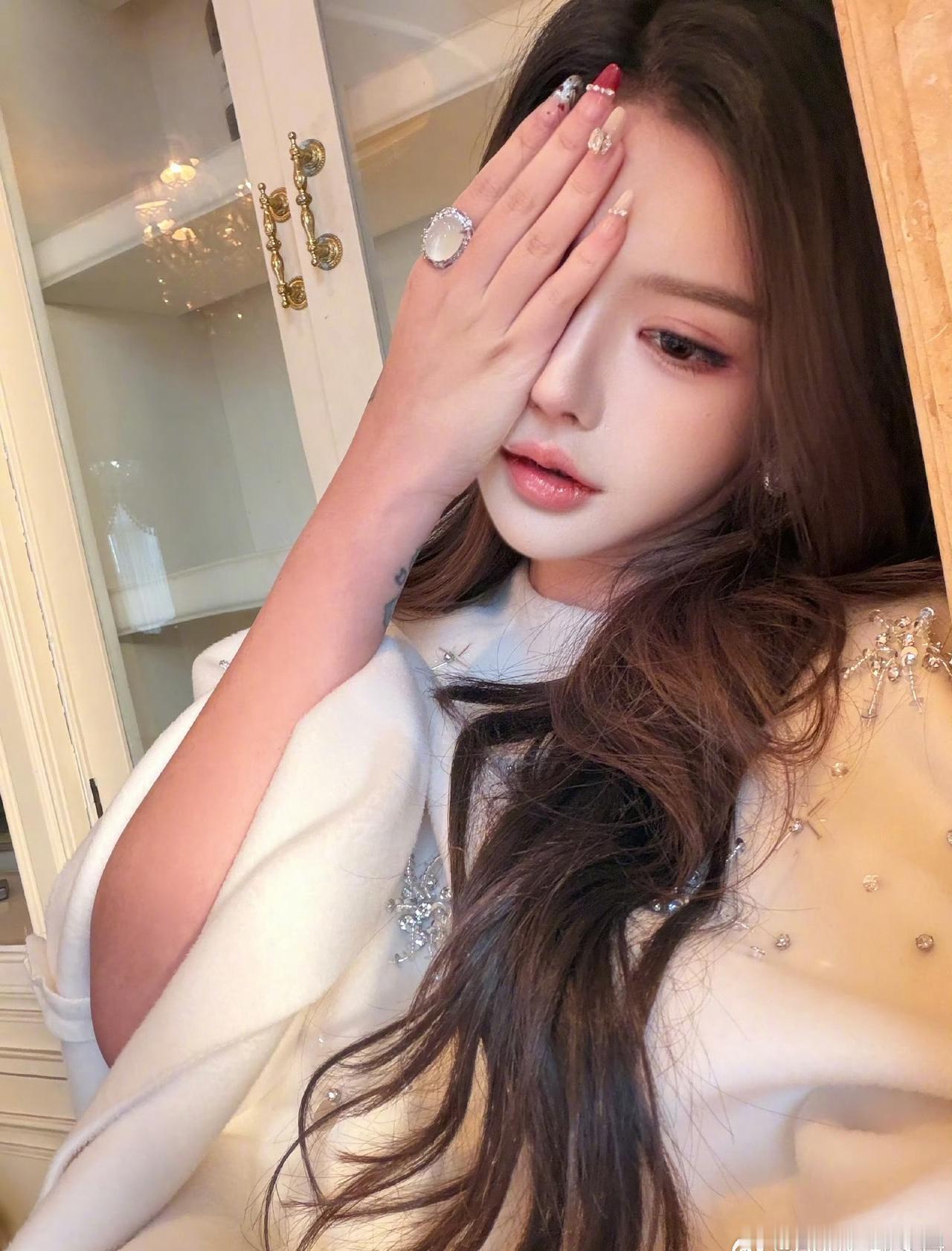 怎么被韩安冉吃上西餐了，从变形计看到现在都两个孩子的妈了，韩安冉还在恋爱，还真是