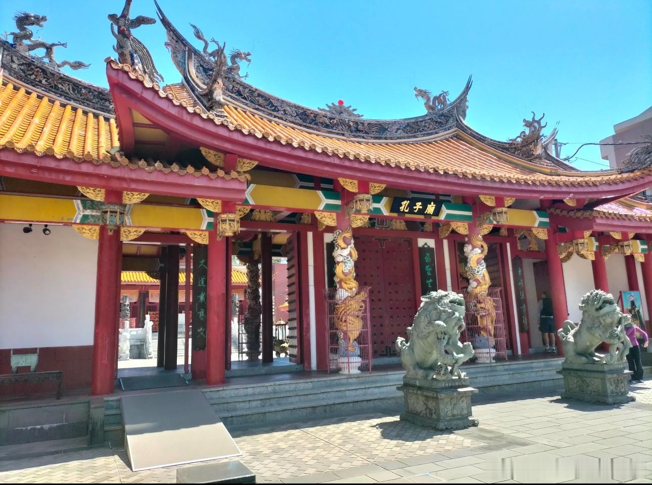 我在日本长崎，发现一座中式院落 —— 孔子庙。殿内孔子像前香火袅袅，一旁木牌上 