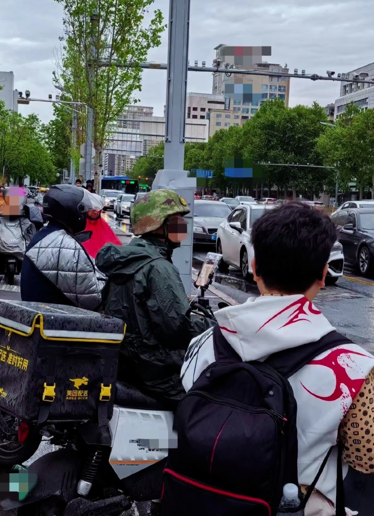 刚在DY上刷到的，戴这个头盔上路交警会管吗？ ​​​