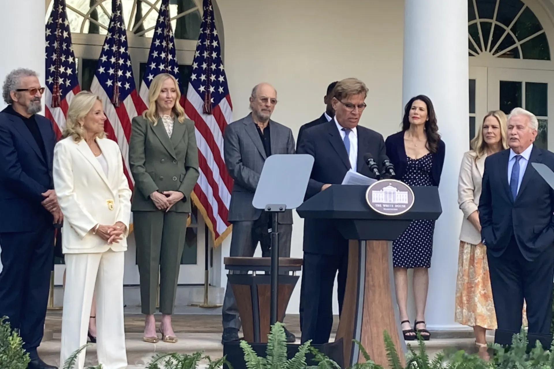 【《白宫风云》主创：来白宫让我有了重启想法】今年是《白宫风云》25周年，白宫邀请