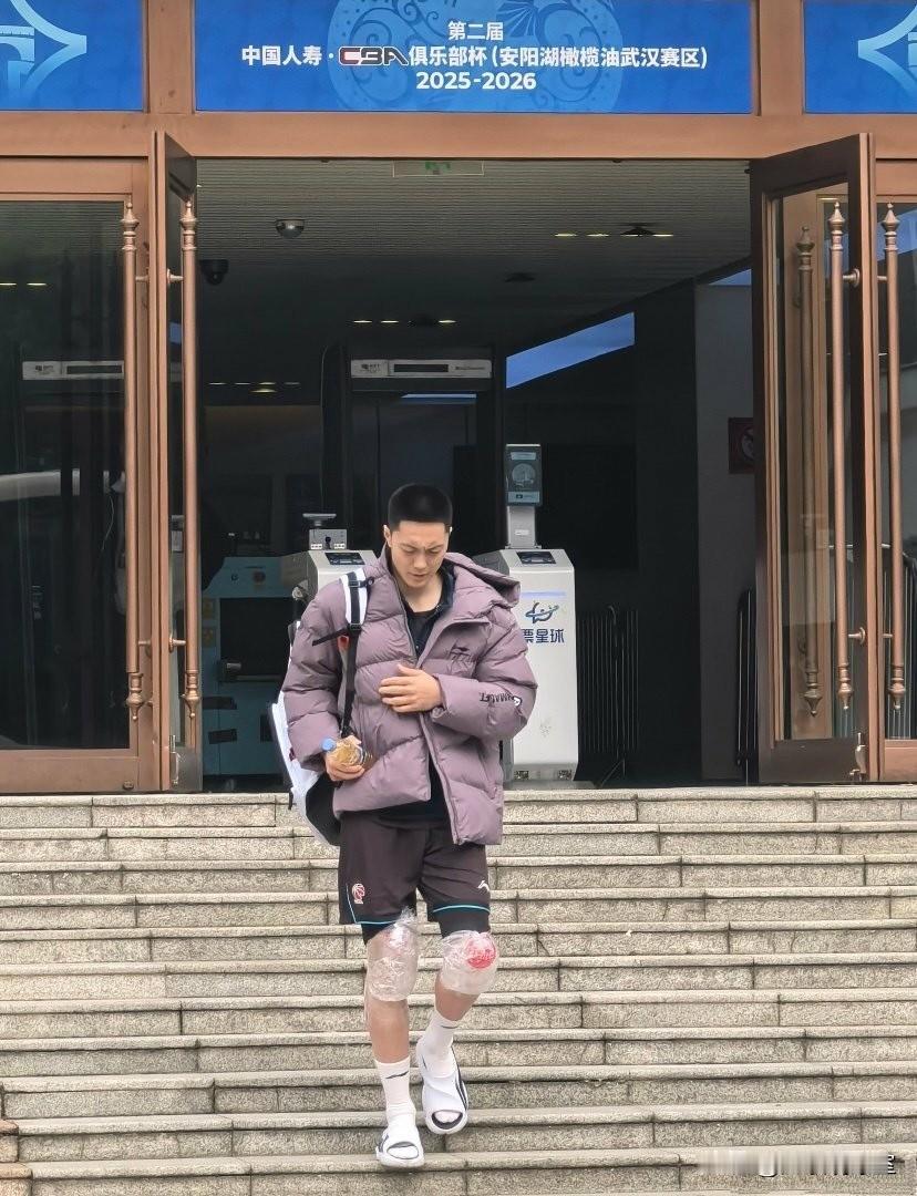 胡明轩世预赛对韩国打得差真不怪他，因为膝盖有伤，训练完后，胡明轩的膝盖裹着厚厚的