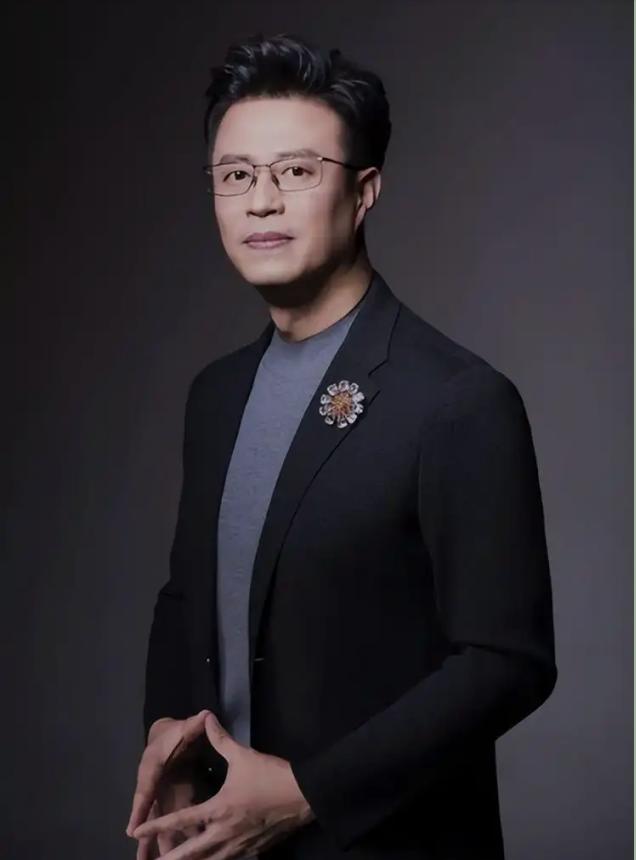 他是圈里最讲情义的主持，对瘫痪妻子死心塌地！没想到儿子成了小霸王？二十年如一日守