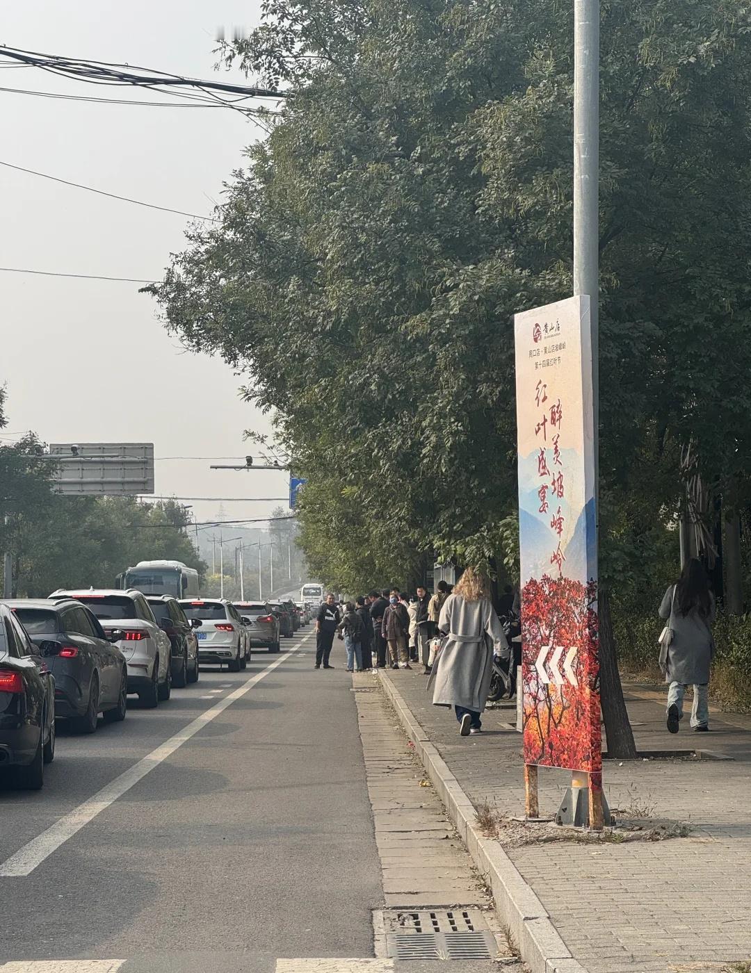 坡峰岭你。。。
开了2h来到这里继续堵着啊啊啊啊
从高速下来就是很不好走的一段路