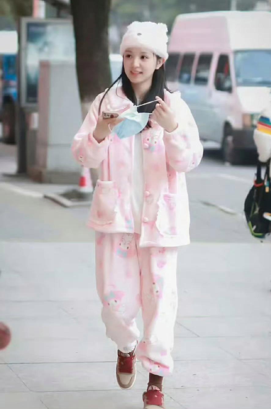 田曦薇粉嫩的一身真的太可爱了，满满的少女感 