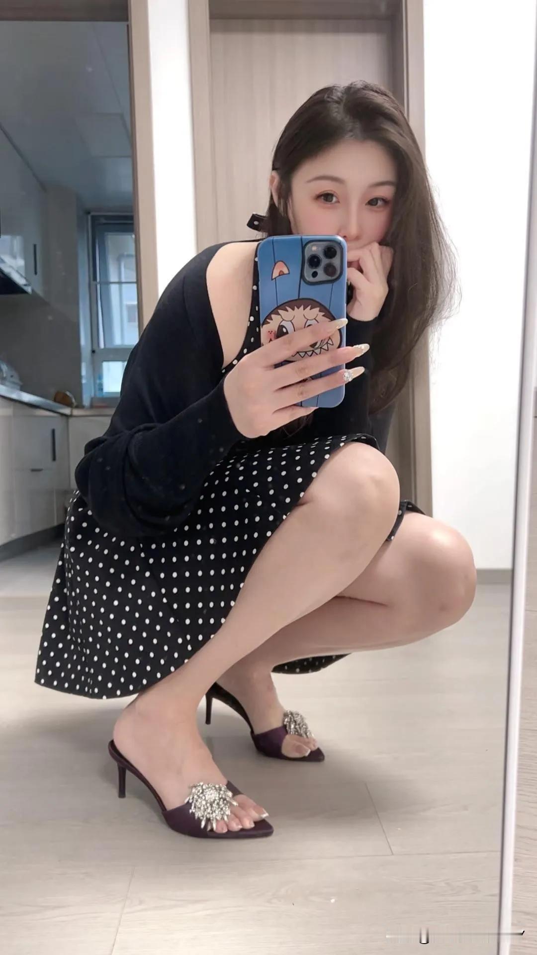 元气少女的穿搭，黑白波点裙配闪亮高跟鞋堪称一绝。
2023年夏季，波点裙回归，复