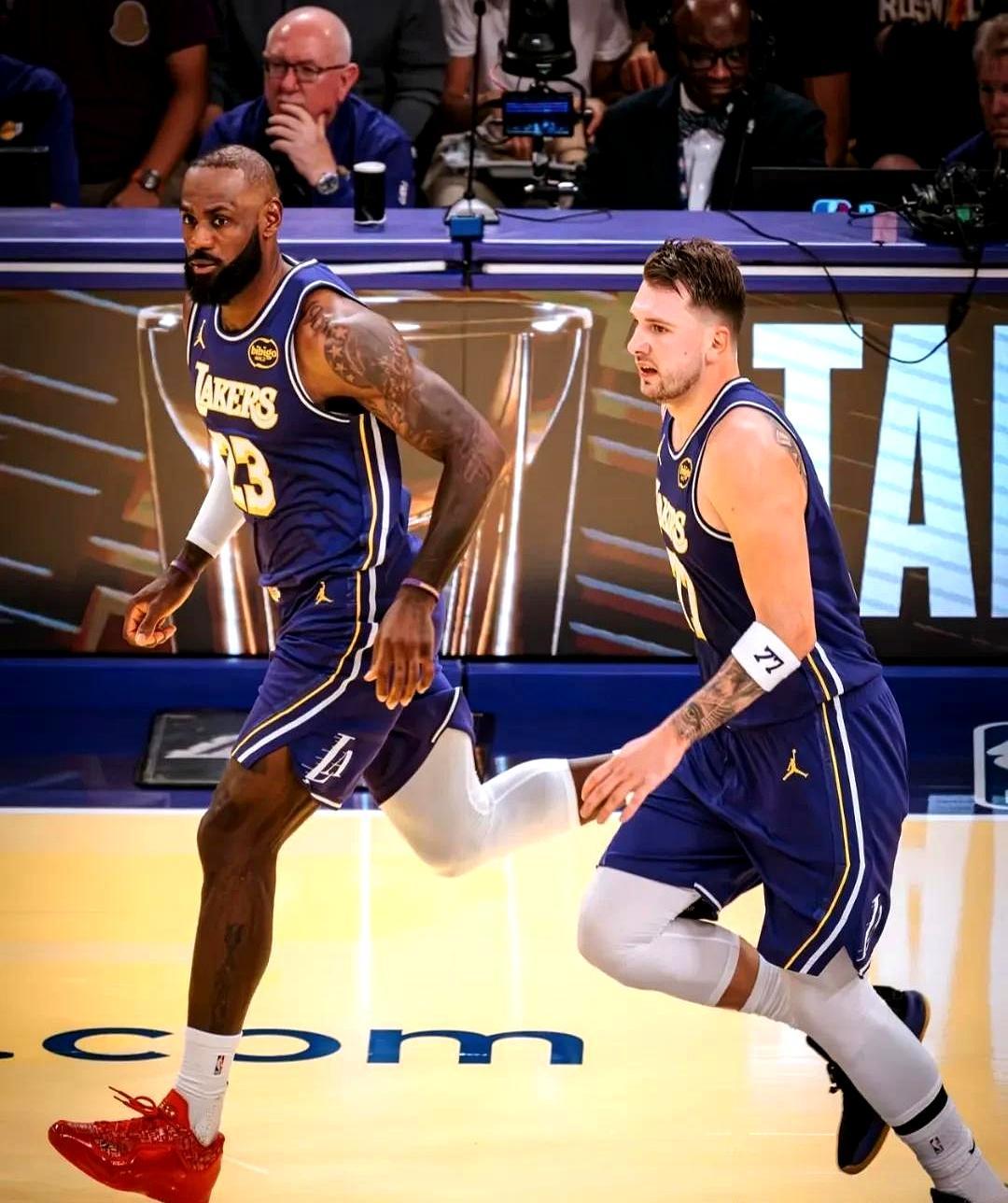 12场硬仗，湖人最大敌人不是勇士，是自己。
 
内线被打穿，三分线被射爆。防守效