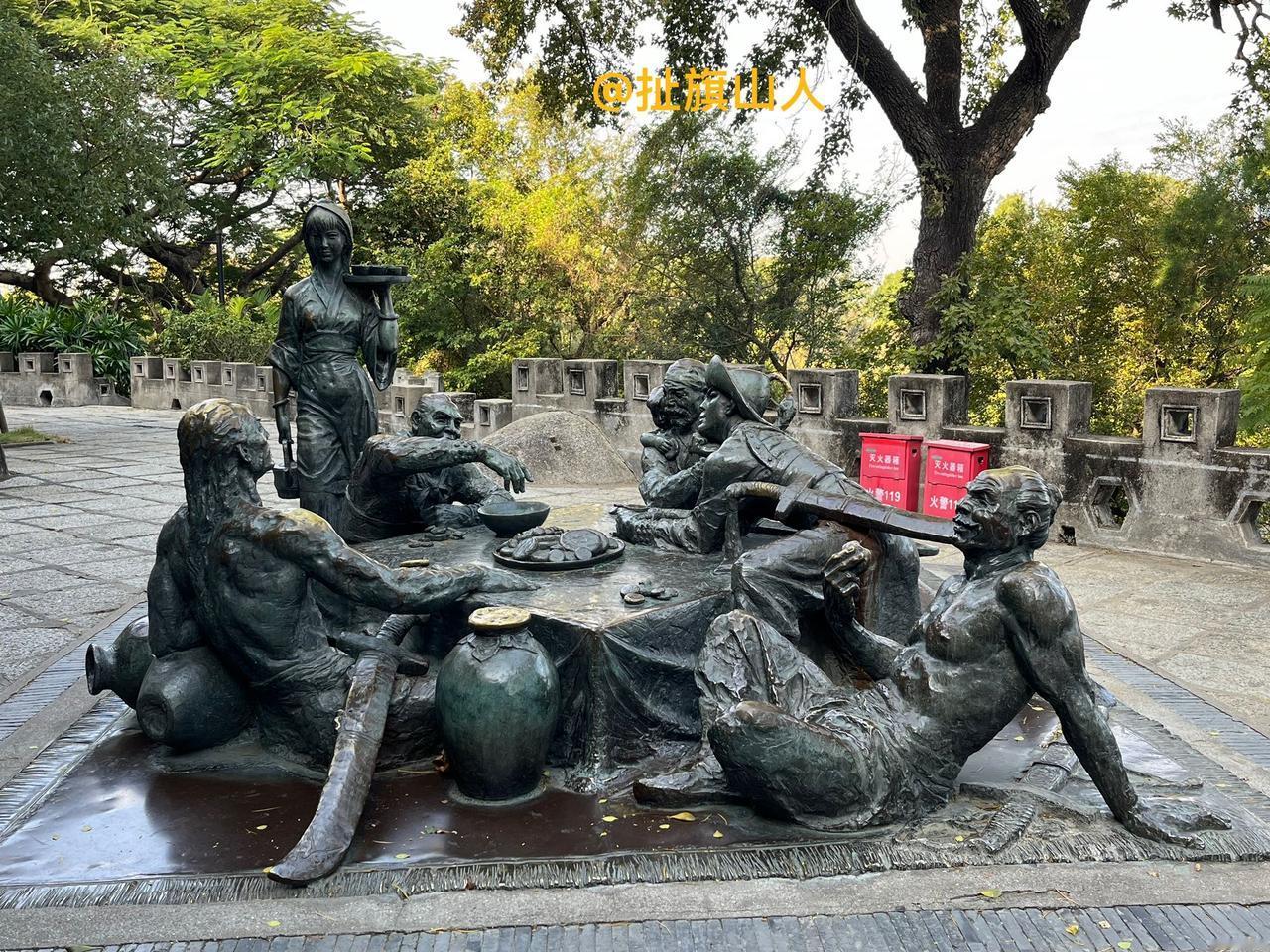 中秋博饼民俗是厦门鼓浪屿的传统文化吗？在日光岩中部有一组栩栩如生的铜雕像，展现了