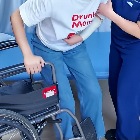 偏瘫后光练走路可不行？位移比会走更重要！

很多偏瘫朋友和家属都有一个执念：什么