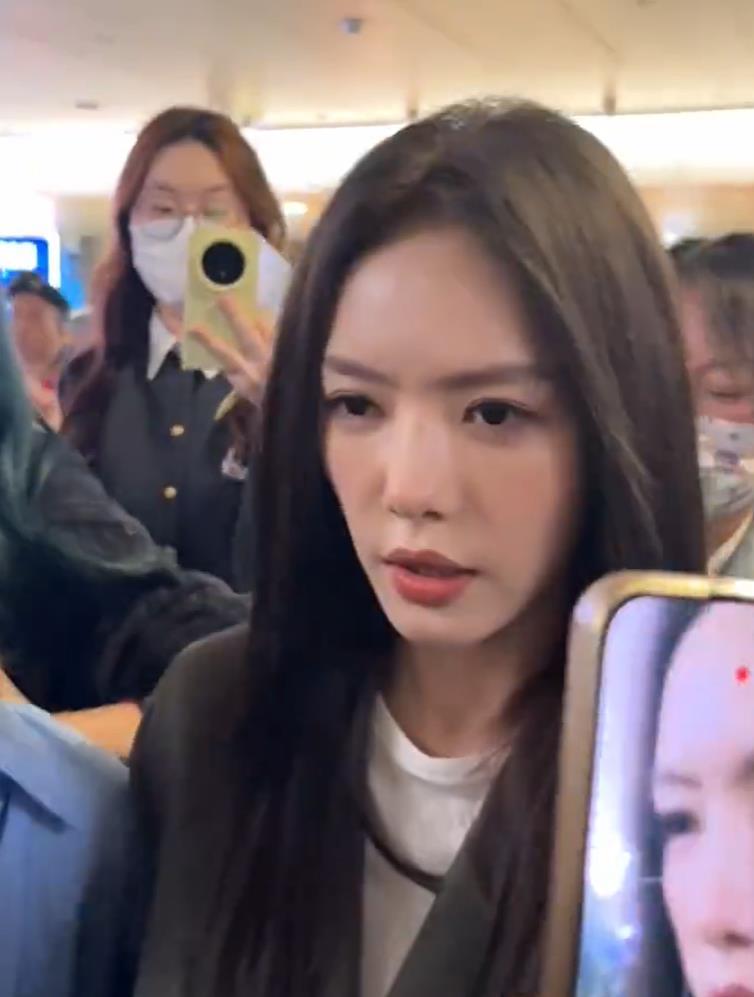 蔡文静被代拍挤哭 蔡文静在出机场时遭到代拍近距离紧跟、围追堵截。蔡文静被挤到当场