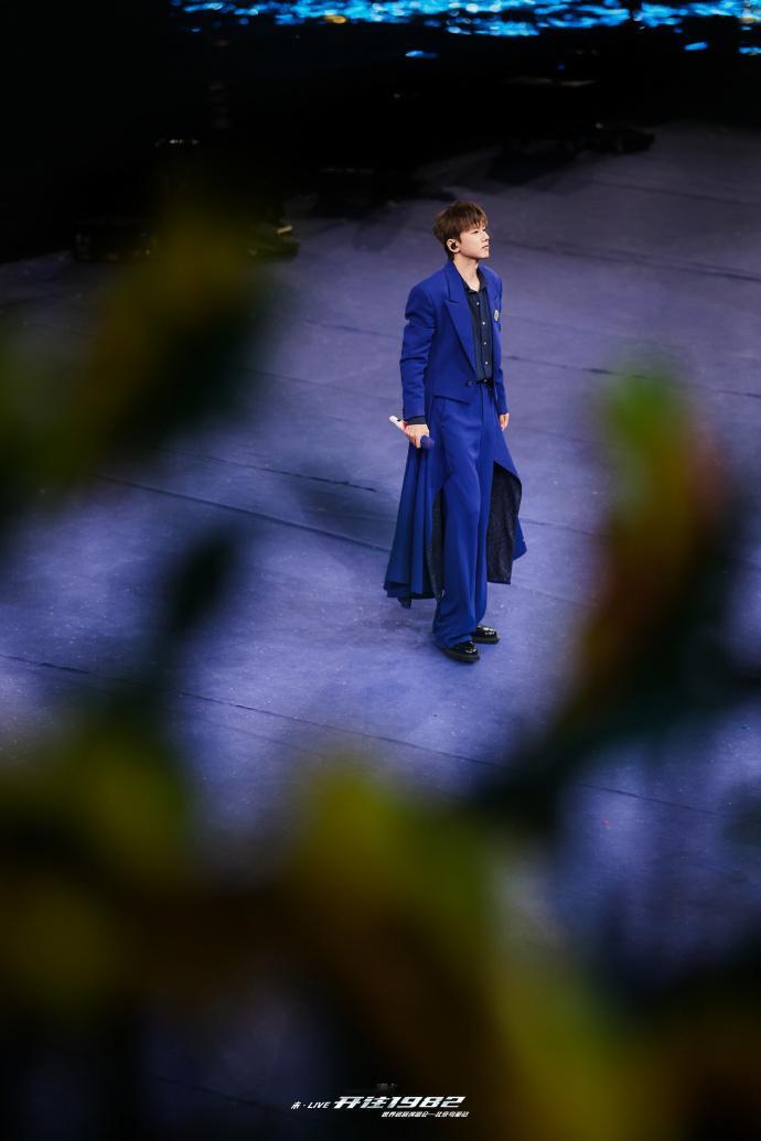 张杰鸟巢唱完大庆功 张杰鸟巢演唱会结束要庆功了，四百多幕后工作人员，齐心协力完成