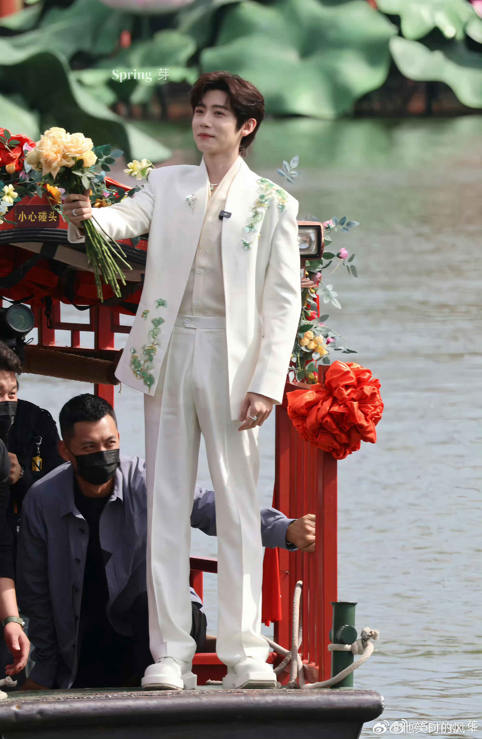 李卿新中式白西装李卿白马王子来的 谁被这身造型帅到了？李卿花船巡游穿新中式白西装