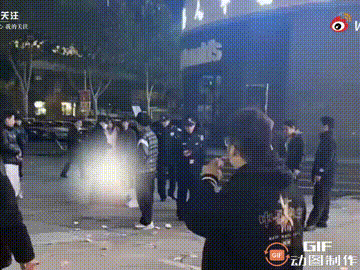 湖北武汉一处街头，一名女子因和男友吵架情绪失控，在男友离去之后，女子直接把几千元