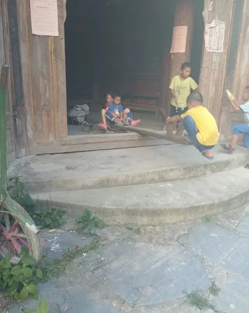 这张照片几乎说明了游戏的一切
今天在广州华附给学生讲游戏，第一节课拿出了这个照片