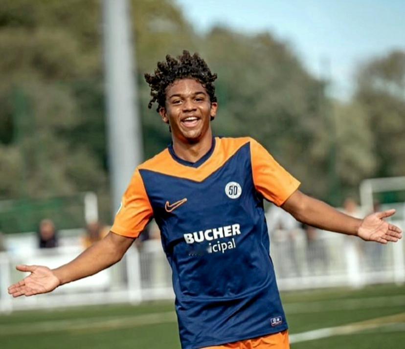 每体：巴塞罗那正与阿森纳争夺法国足球新星、15岁前锋拉辛·米尼昂-帕佩。 👤这