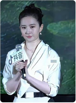 难以接受！神仙姐姐刘亦菲怎么一下子发福这么严重？她这样子算不算是幸福肥呀？可是她
