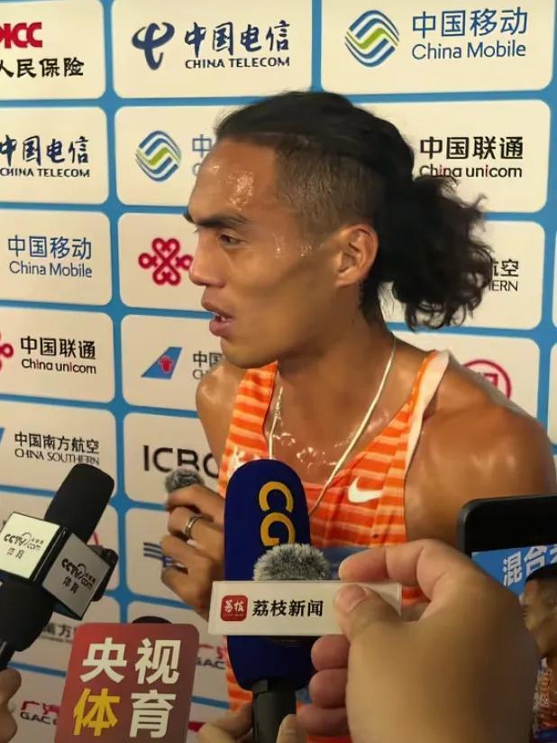 爆冷逆袭！24岁奚枭横冲刺反超，刷新800米全国纪录
 “最后100米！奚枭横超