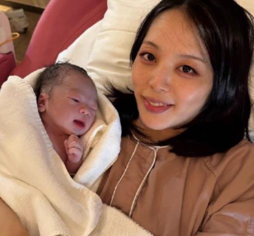 八年间诞下七个子女，还公然宣称“那些没有生育能力的人，日后领取的养老金全靠我家孩