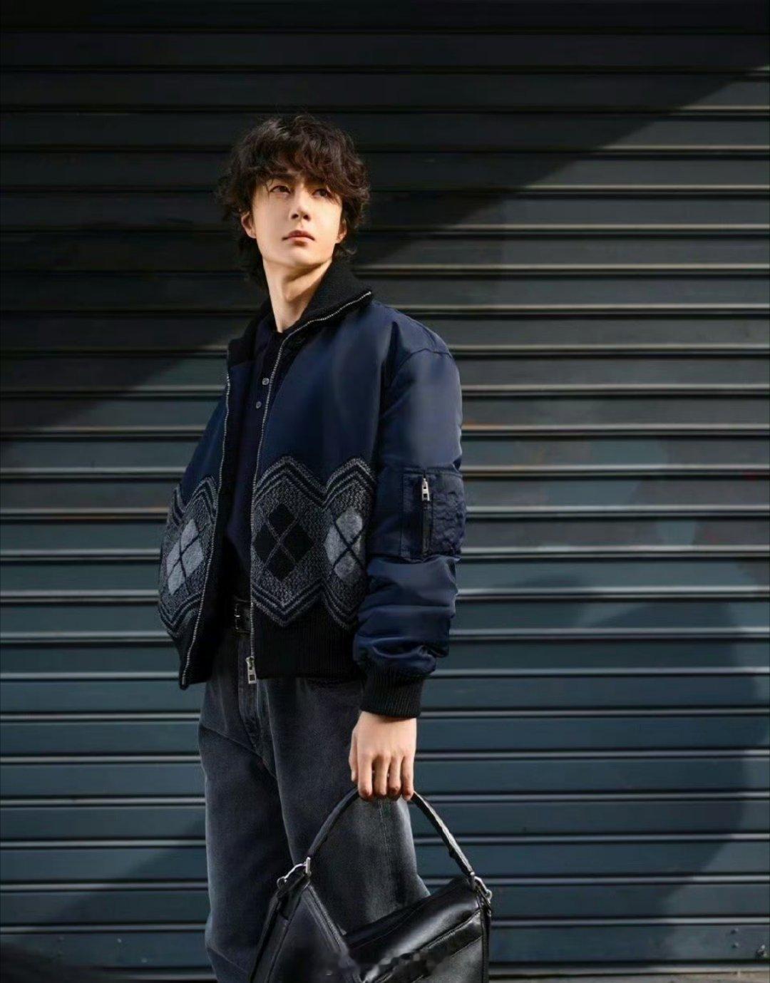 王一博的巴黎大片来了，一整个黑色系妆造搭配一个小卷毛发型，酷帅的boy来了，有一