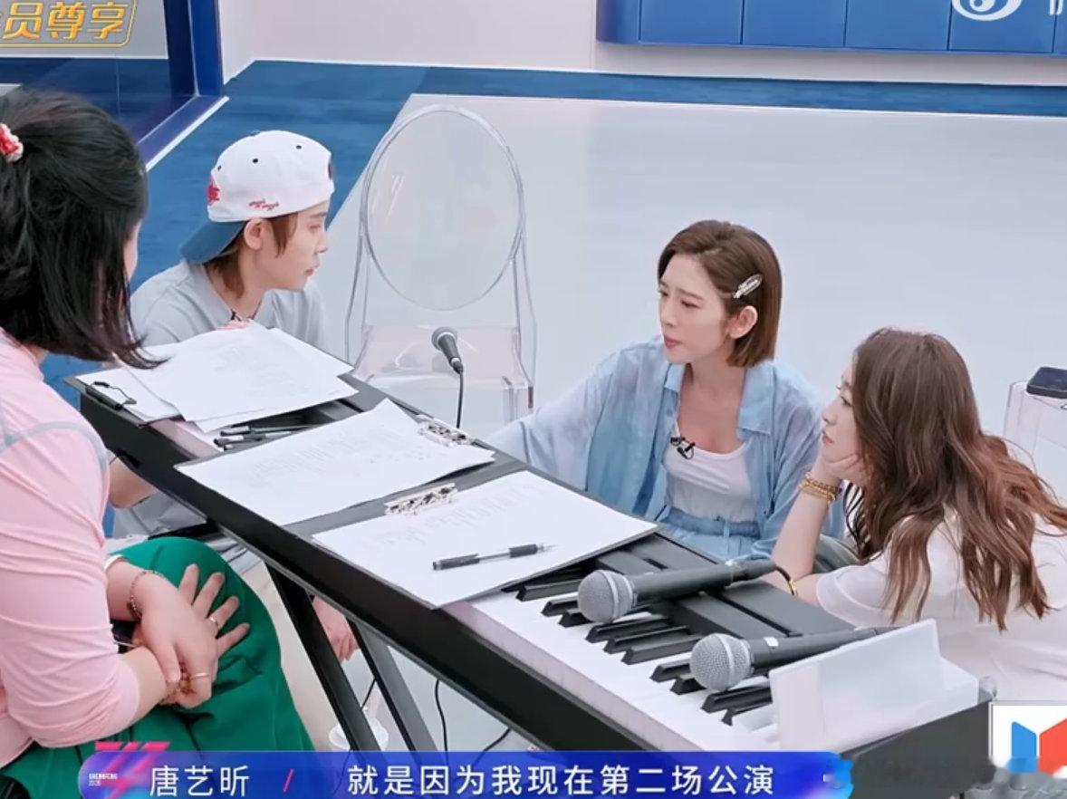 王濛一款引导型队长乘风2026王濛真的超有队长风范，温柔安抚队员情绪，暖心开导特